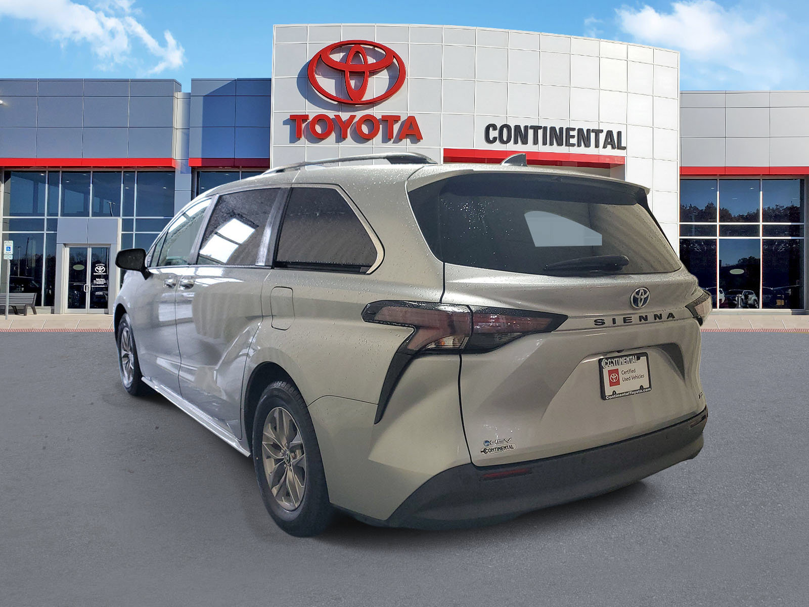 Certified 2025 Toyota Sienna XLE FWD image 4