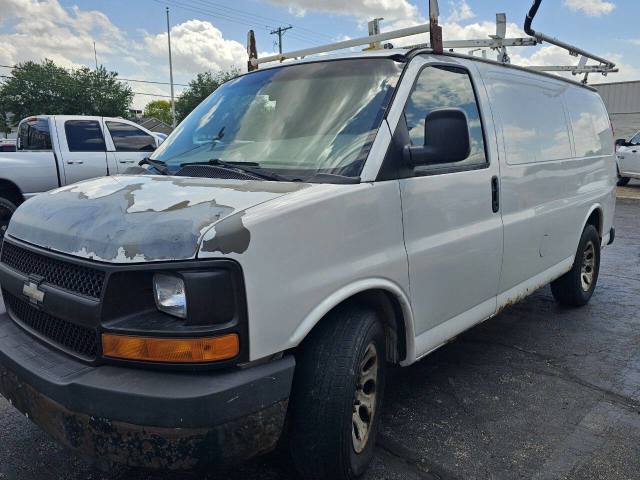Used 2010 Chevrolet Express 1500 RWD image 2