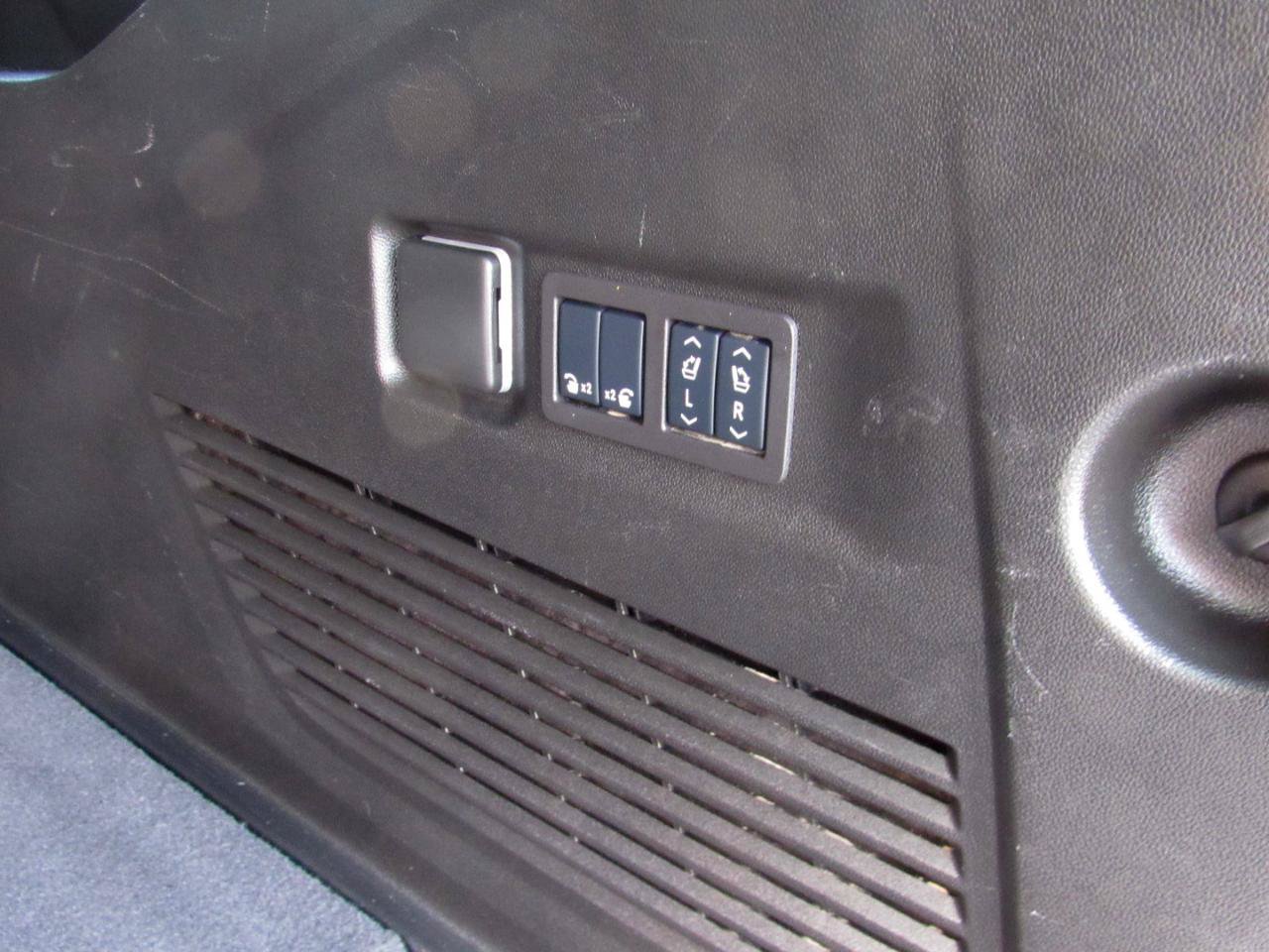 Used 2025 GMC Yukon XL Denali AWD/4WD image 40