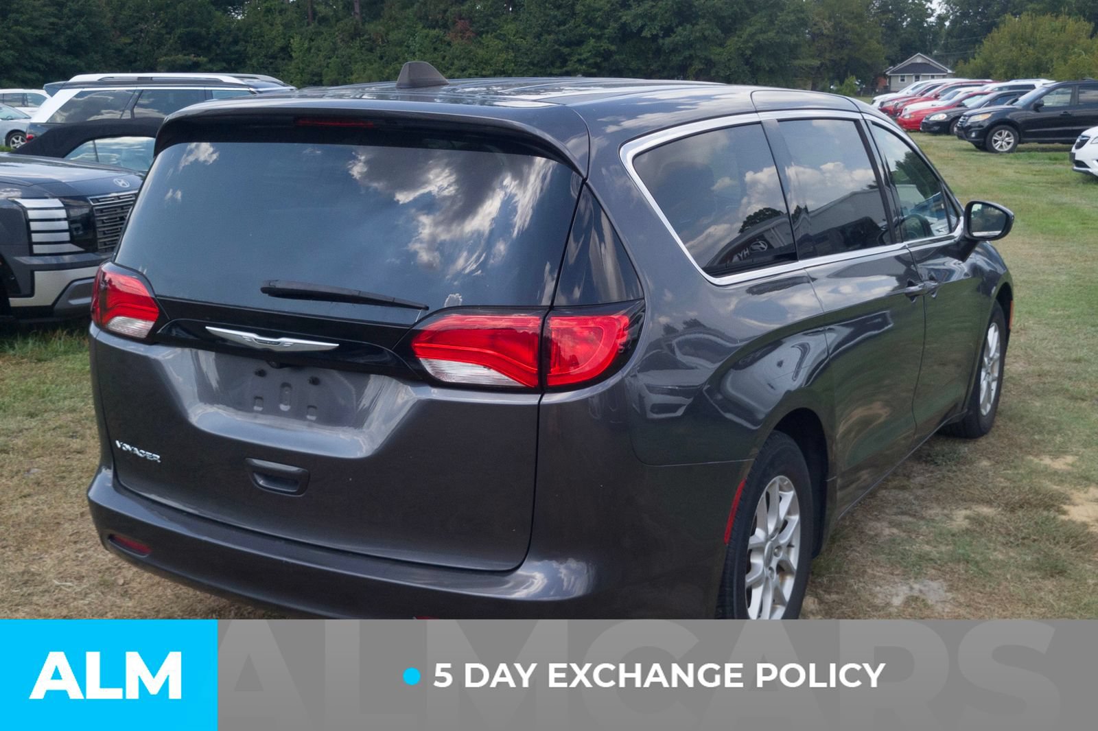 Used 2022 Chrysler Voyager LX FWD image 3