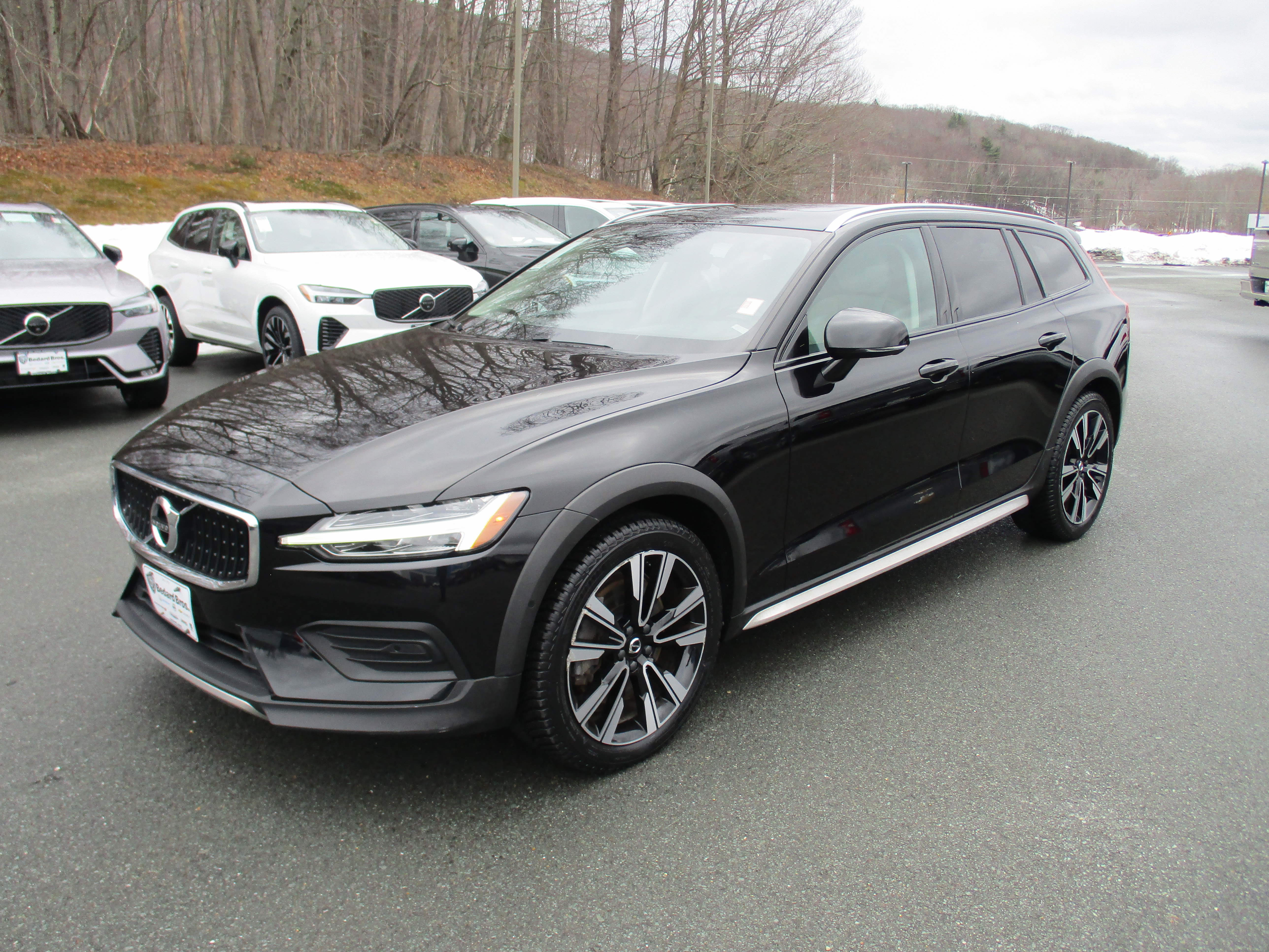 Used 2020 Volvo V60 T5 Cross Country image 1