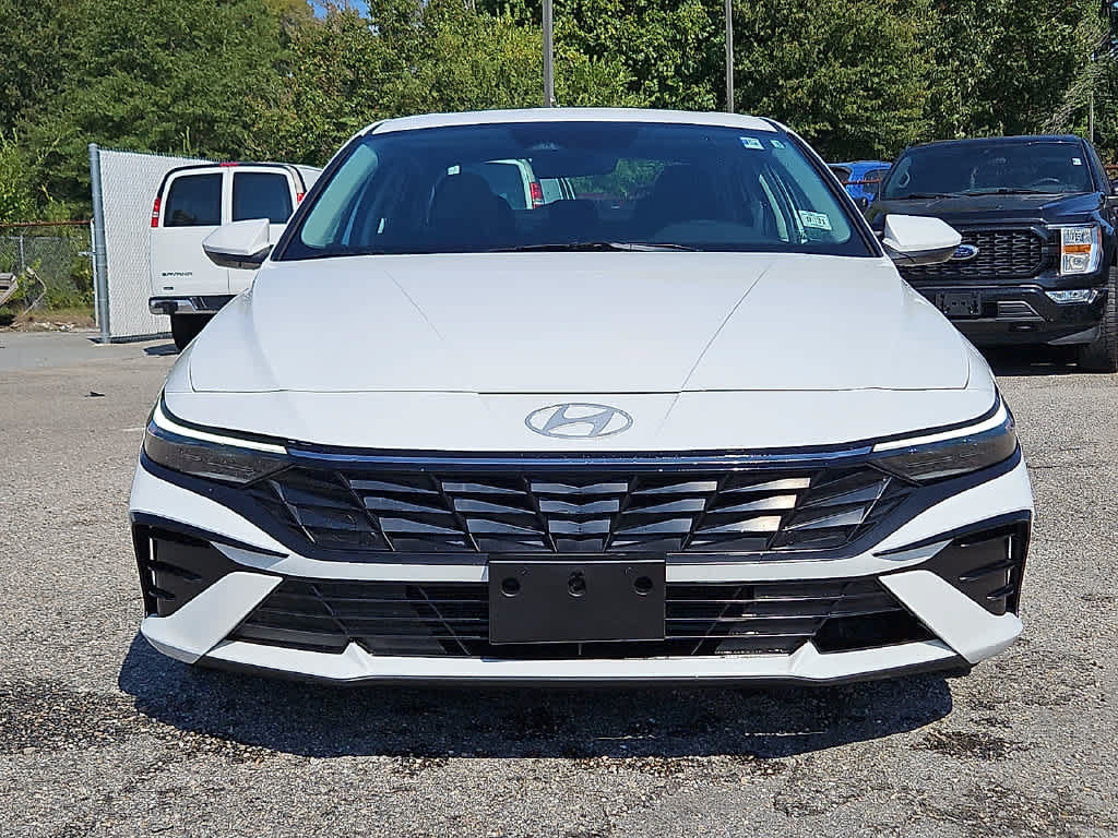Used 2025 Hyundai Elantra SEL FWD image 2