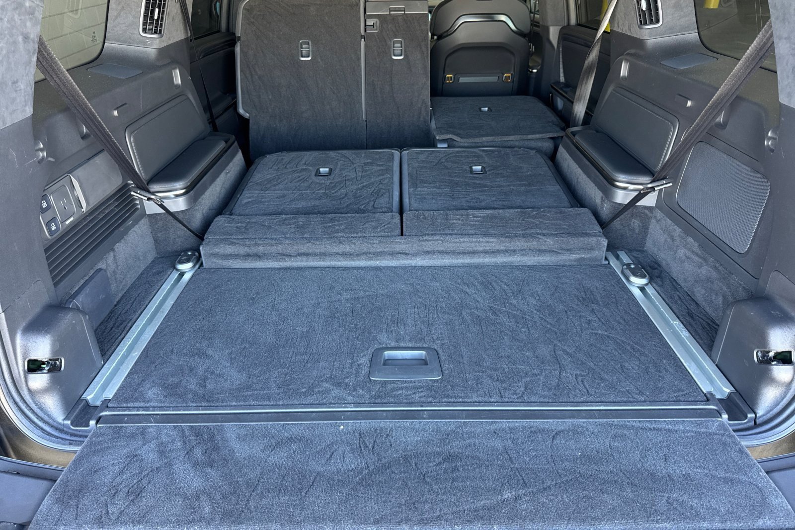 Used 2024 Rivian R1S Adventure AWD/4WD image 15