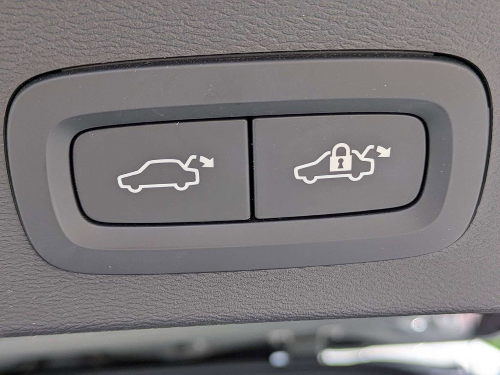 Certified 2026 Volvo XC40 B5 Plus AWD/4WD image 13