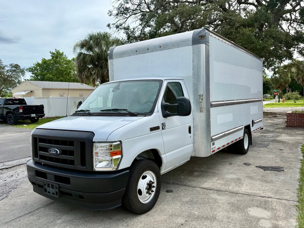 Used 2022 Ford E-350 and Econoline 350 Super Duty RWD image 2