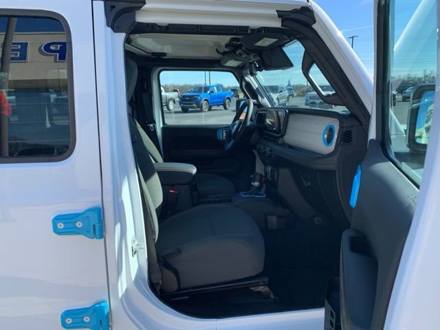 Used 2024 Jeep Wrangler Unlimited Sahara w/ Technology Group image 14