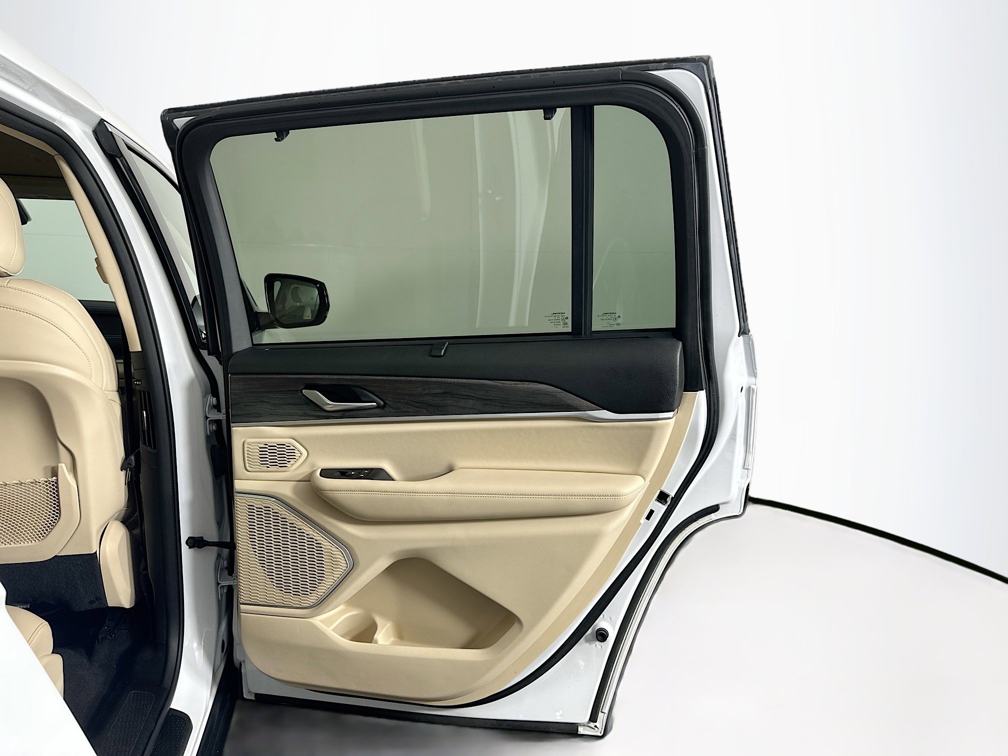 Used 2021 Jeep Grand Cherokee L Limited w/ Luxury Tech Group II image 32