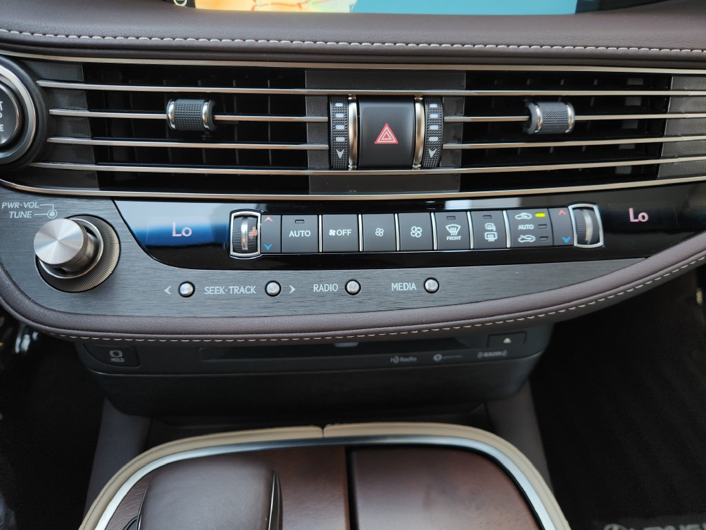 Used 2020 Lexus LS 500 w/ Accessory Package (Z2) RWD image 18