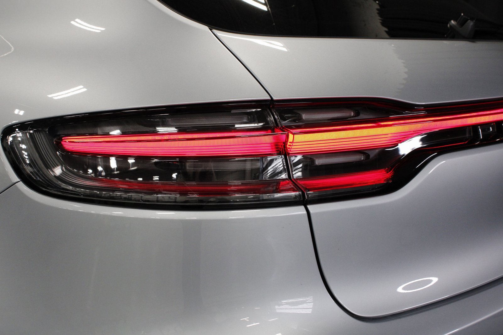 Certified 2025 Porsche Macan image 16