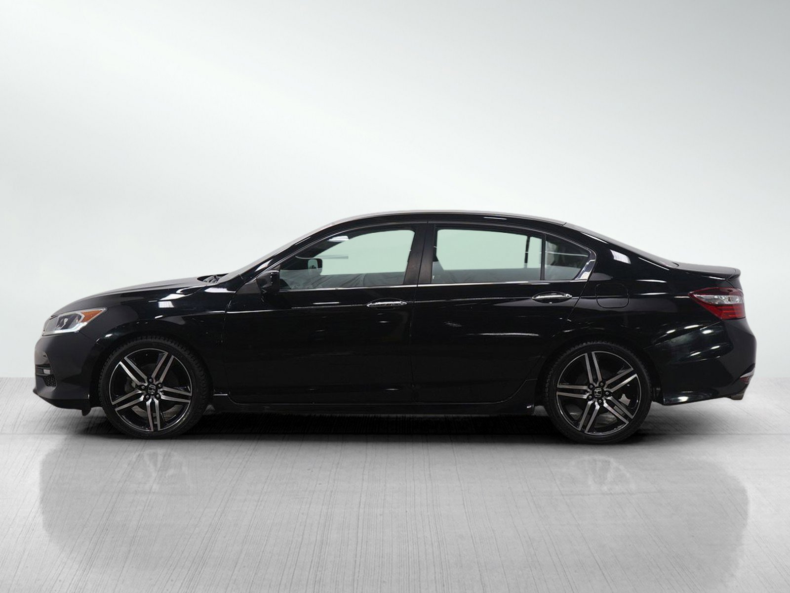 Used 2016 Honda Accord Sport image 2