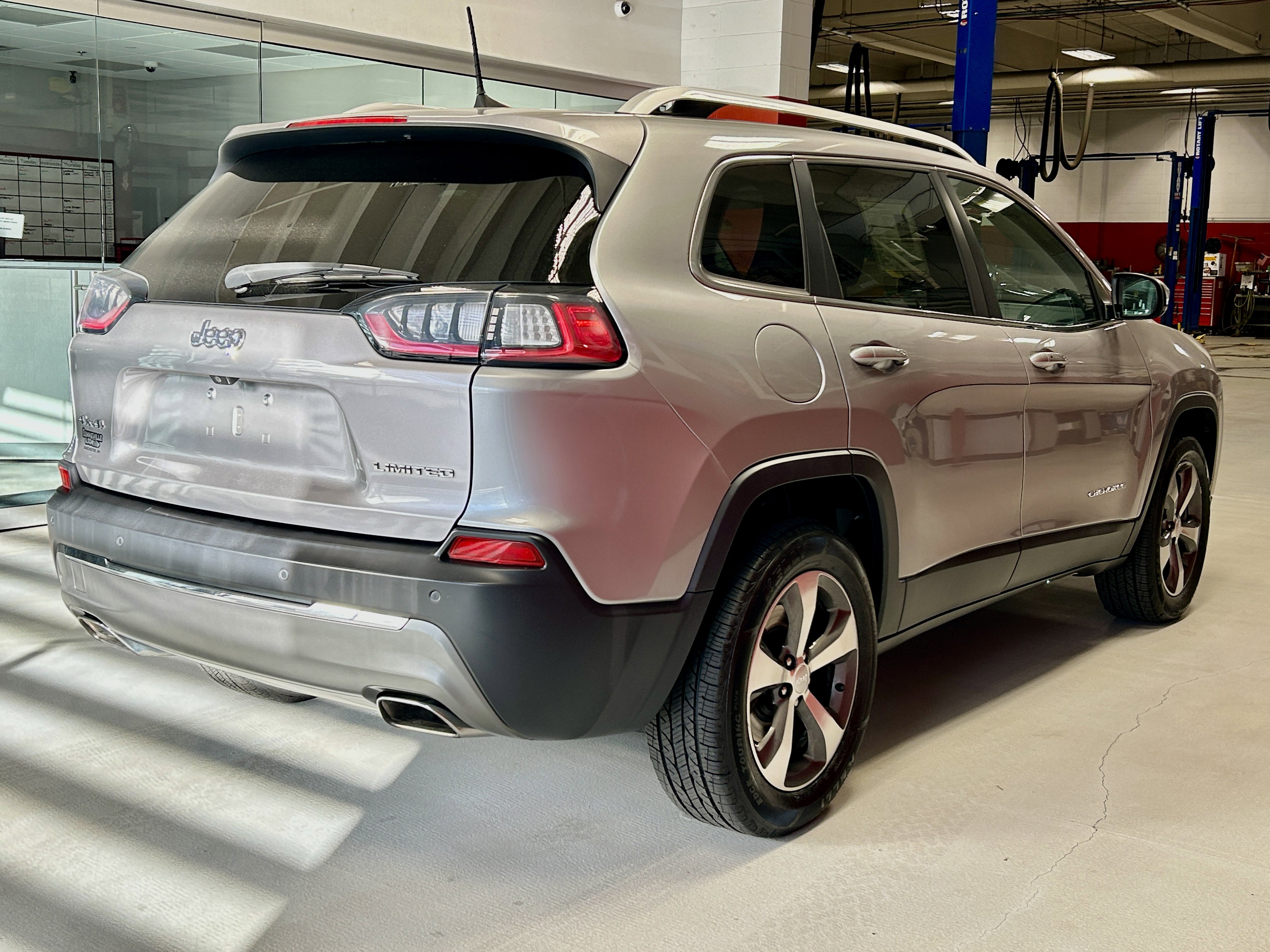Used 2020 Jeep Cherokee Limited AWD/4WD image 9