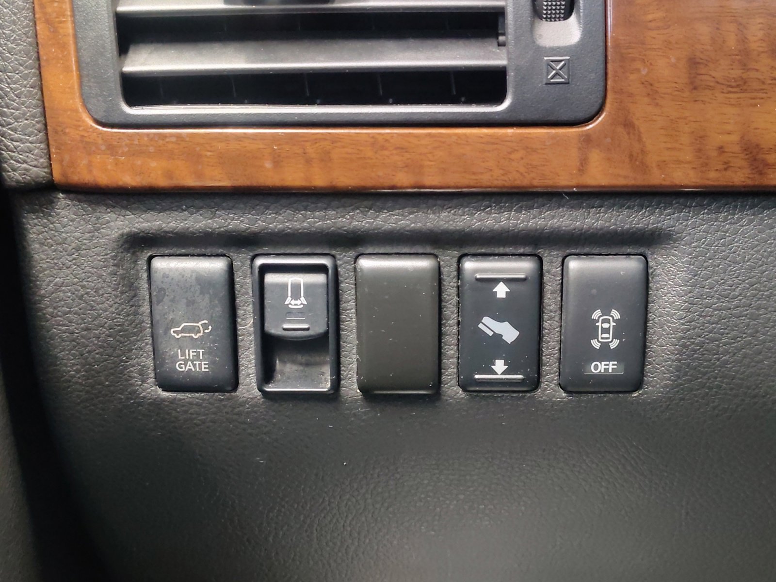 Used 2015 Nissan Armada Platinum w/ 2nd Row Captain Seat Package image 29