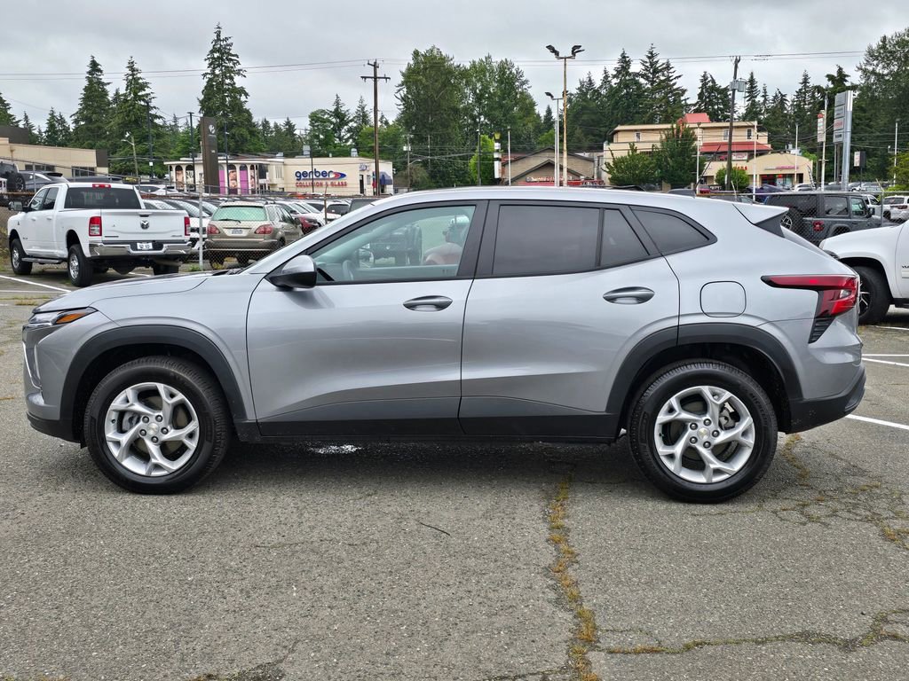 Used 2024 Chevrolet Trax LS w/ LS Convenience Package FWD image 4