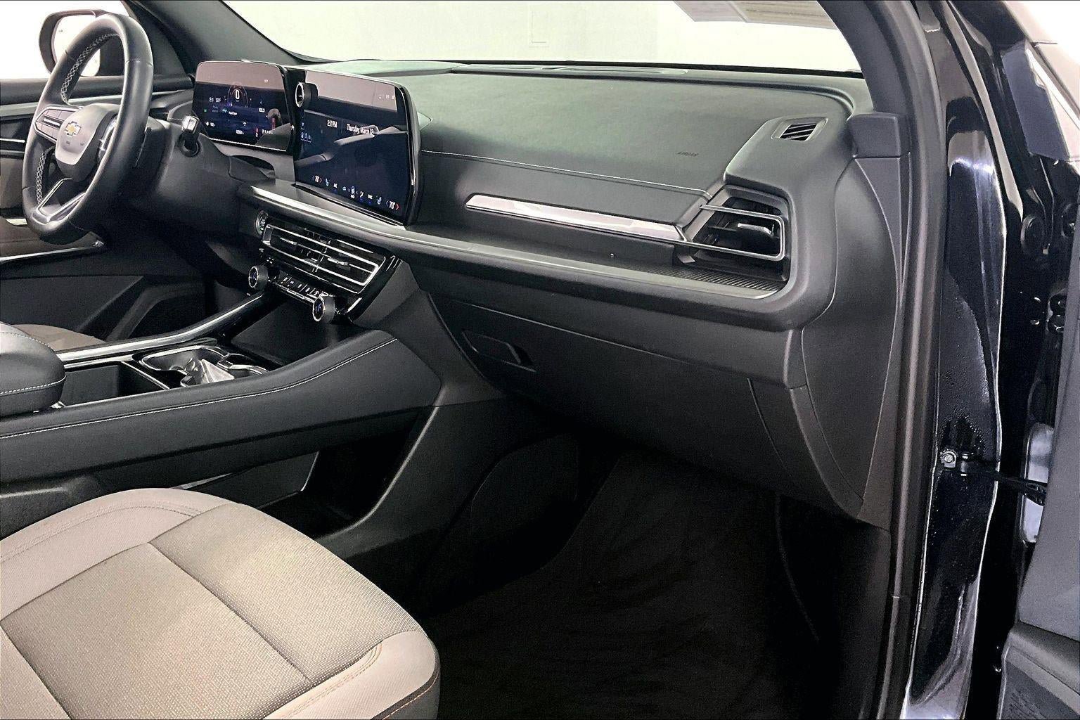 Used 2025 Chevrolet Traverse LT image 27