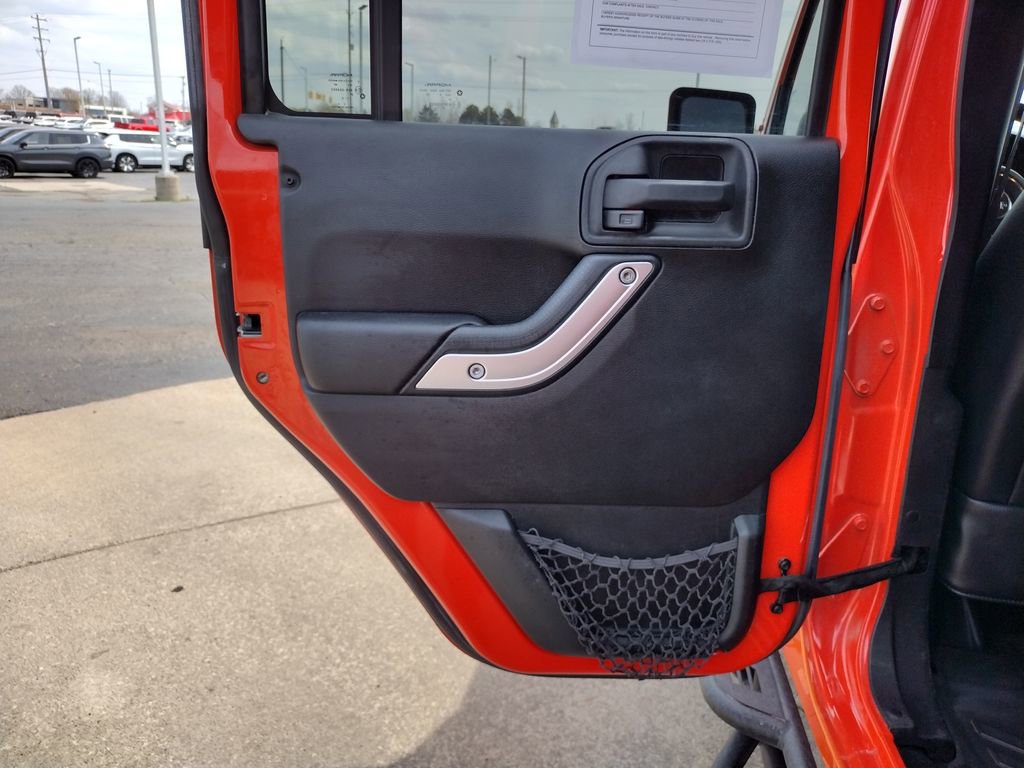 Used 2015 Jeep Wrangler Unlimited Rubicon w/ Connectivity Group AWD/4WD image 26