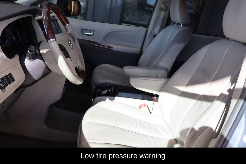 Used 2011 Toyota Sienna Limited w/ Premium Pkg image 10