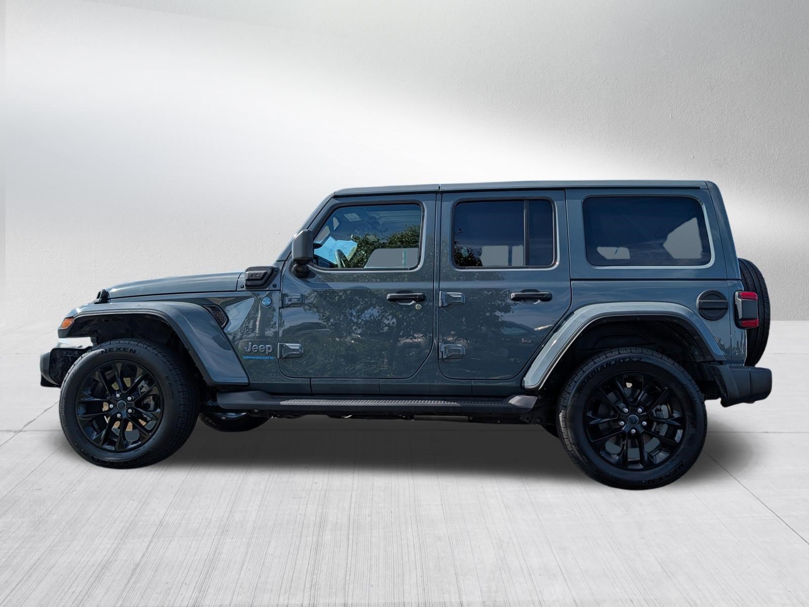 Used 2025 Jeep Wrangler Unlimited Sahara AWD/4WD image 4
