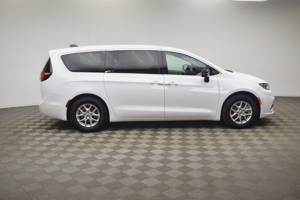Used 2024 Chrysler Pacifica Touring-L image 13