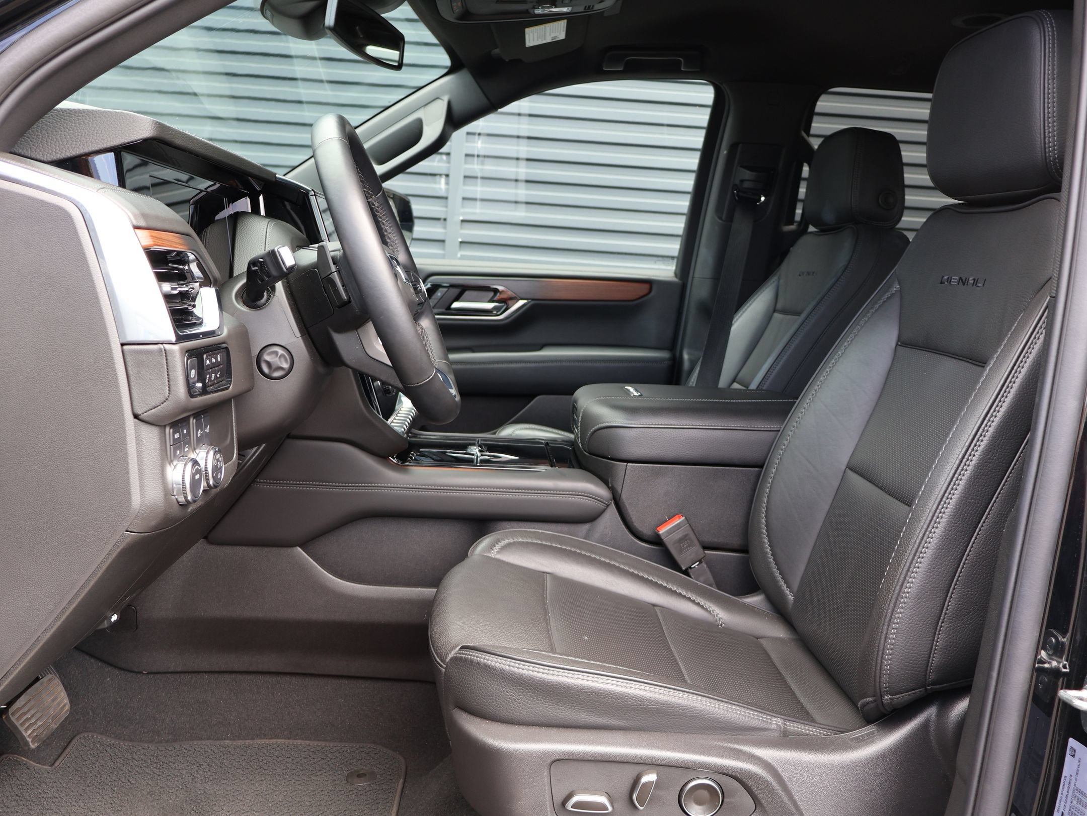 Used 2025 GMC Yukon XL Denali image 19