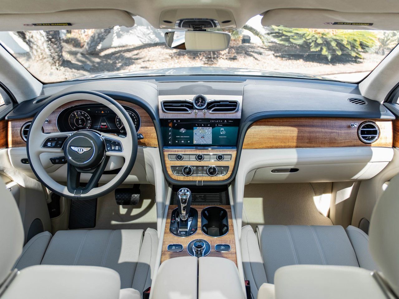 Used 2025 Bentley Bentayga Plug-In Hybrid image 4