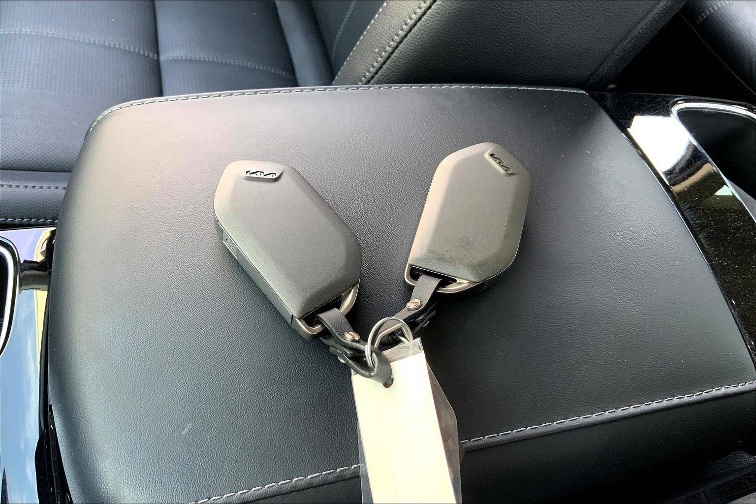 Used 2024 Kia Telluride EX w/ EX Captain's Chair Package image 12