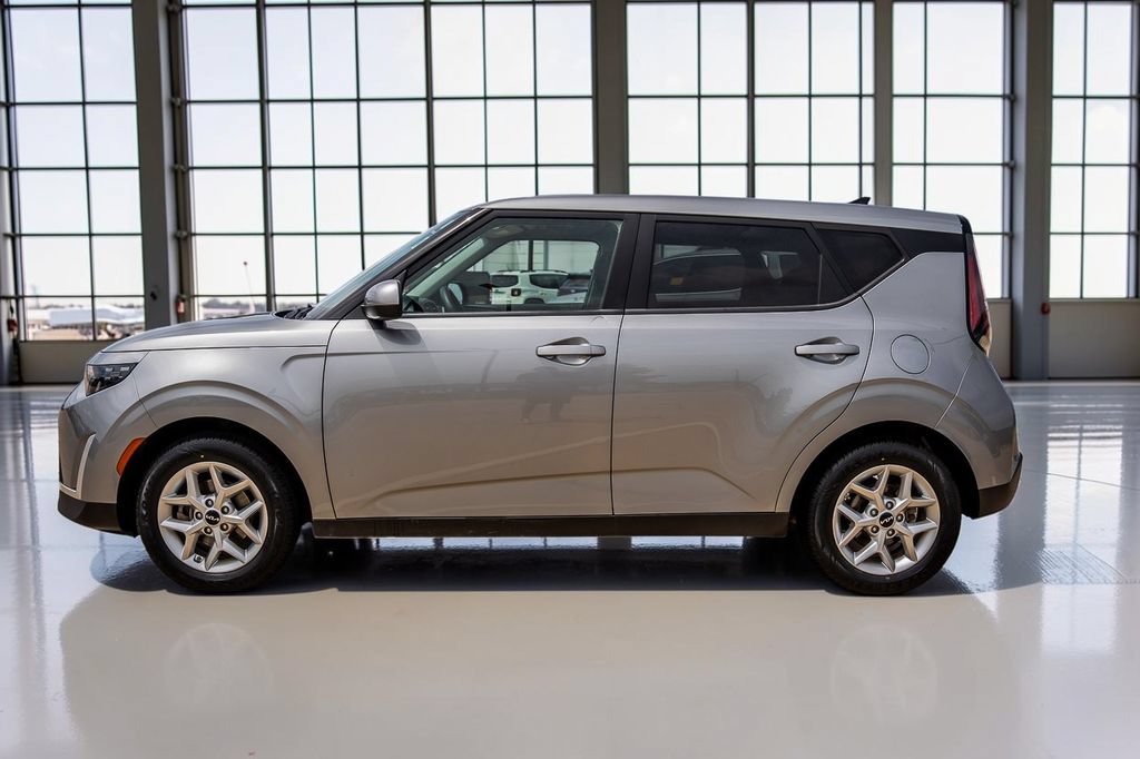 Used 2023 Kia Soul LX w/ LX Technology Package FWD image 2