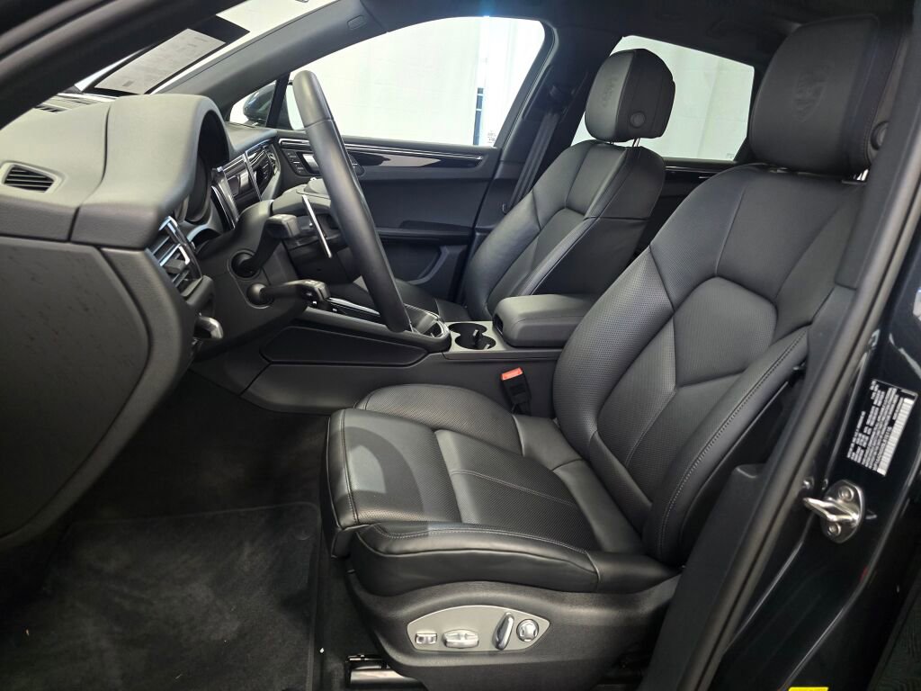 Certified 2025 Porsche Macan image 14