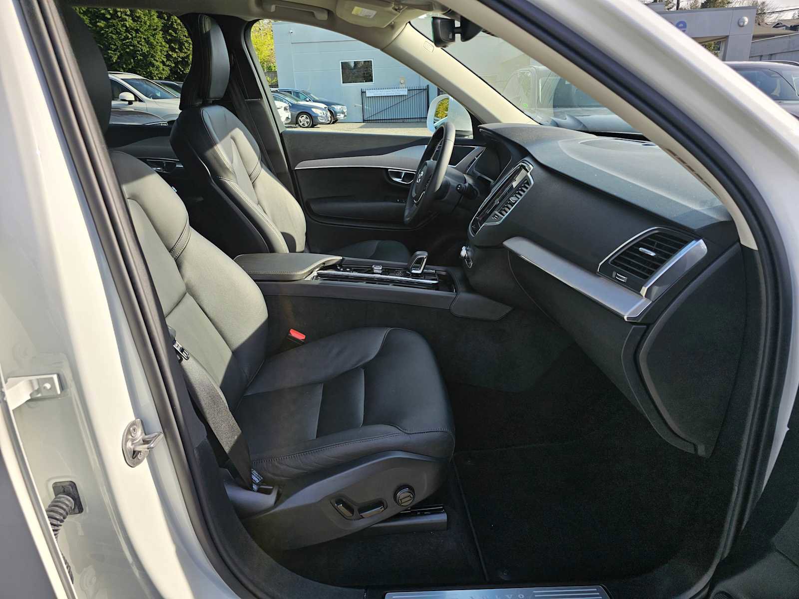 Certified 2025 Volvo XC90 B5 Core image 11
