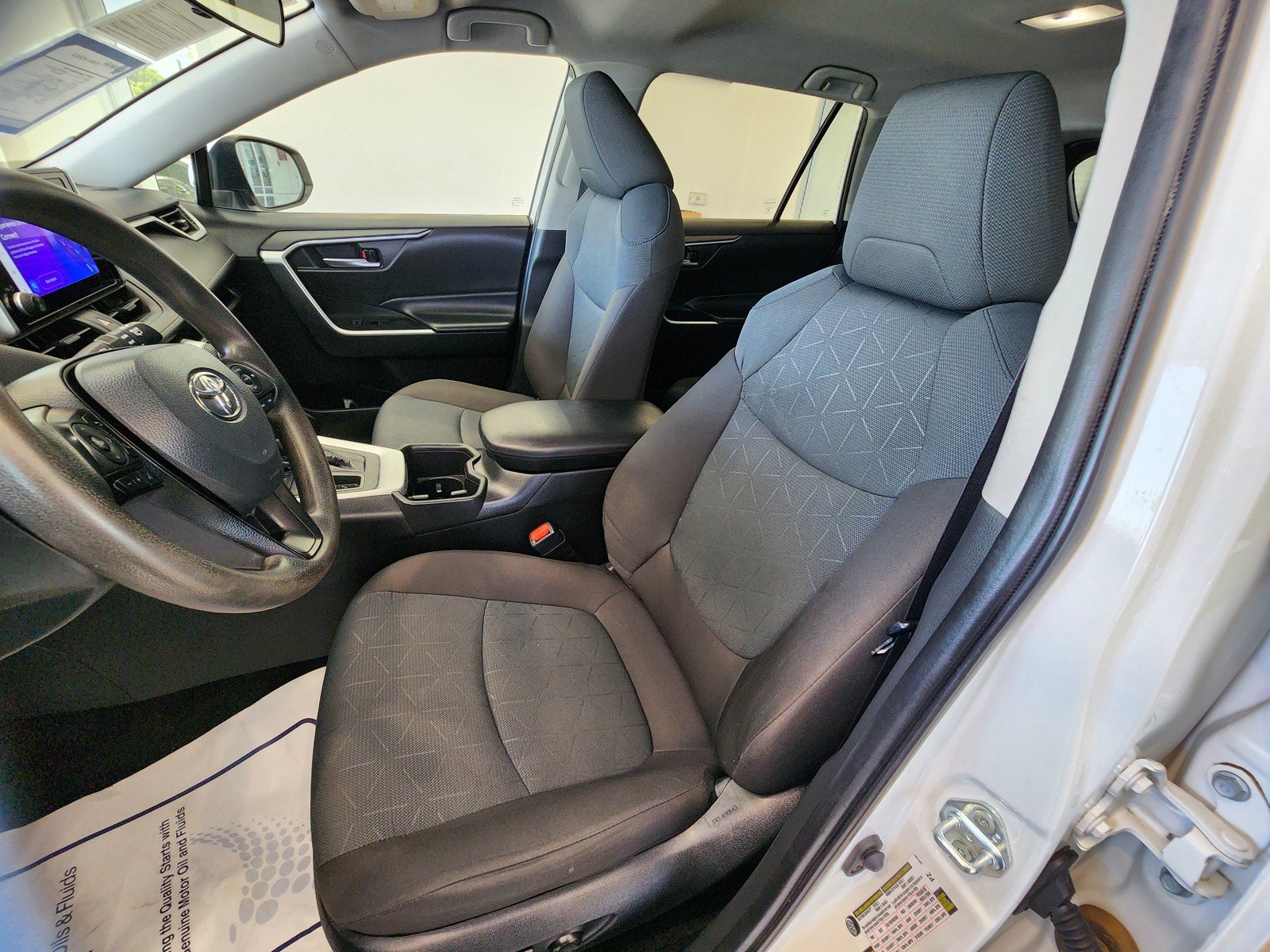 Used 2024 Toyota RAV4 XLE FWD image 30
