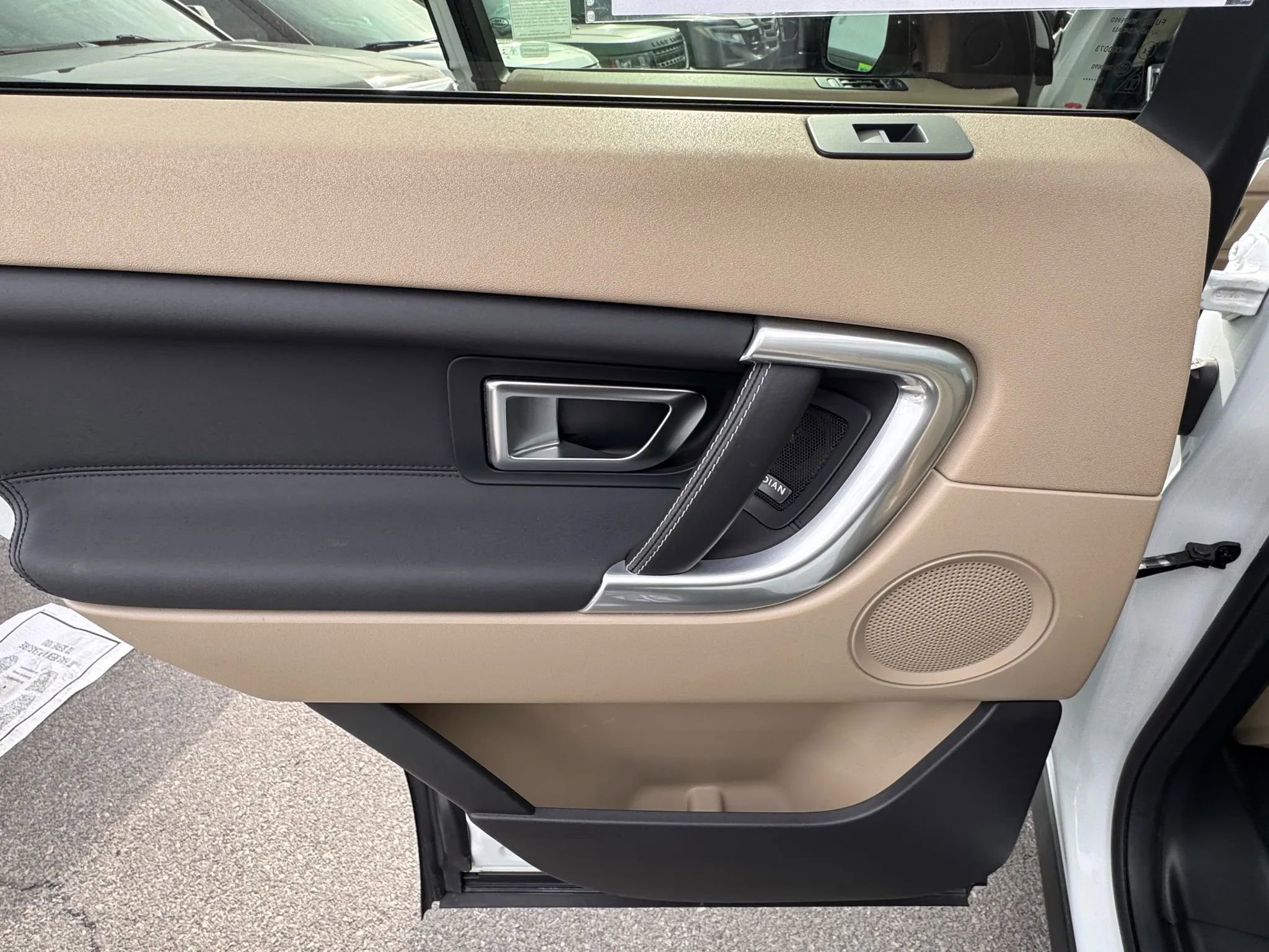 Used 2019 Land Rover Discovery Sport HSE image 15