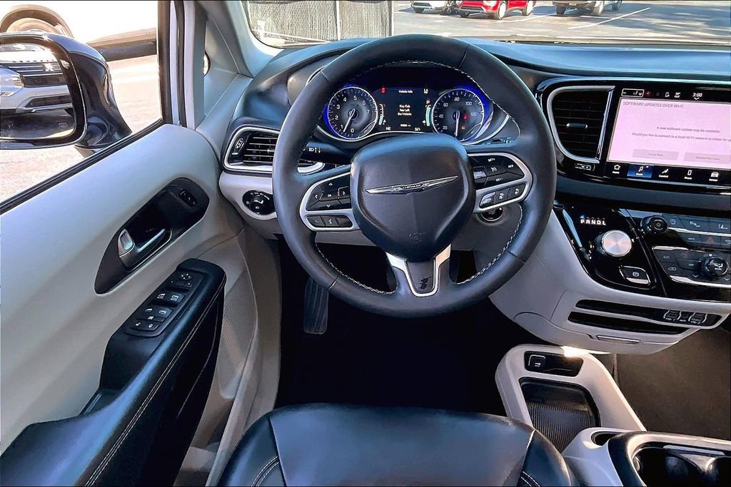 Used 2024 Chrysler Pacifica Touring-L image 8