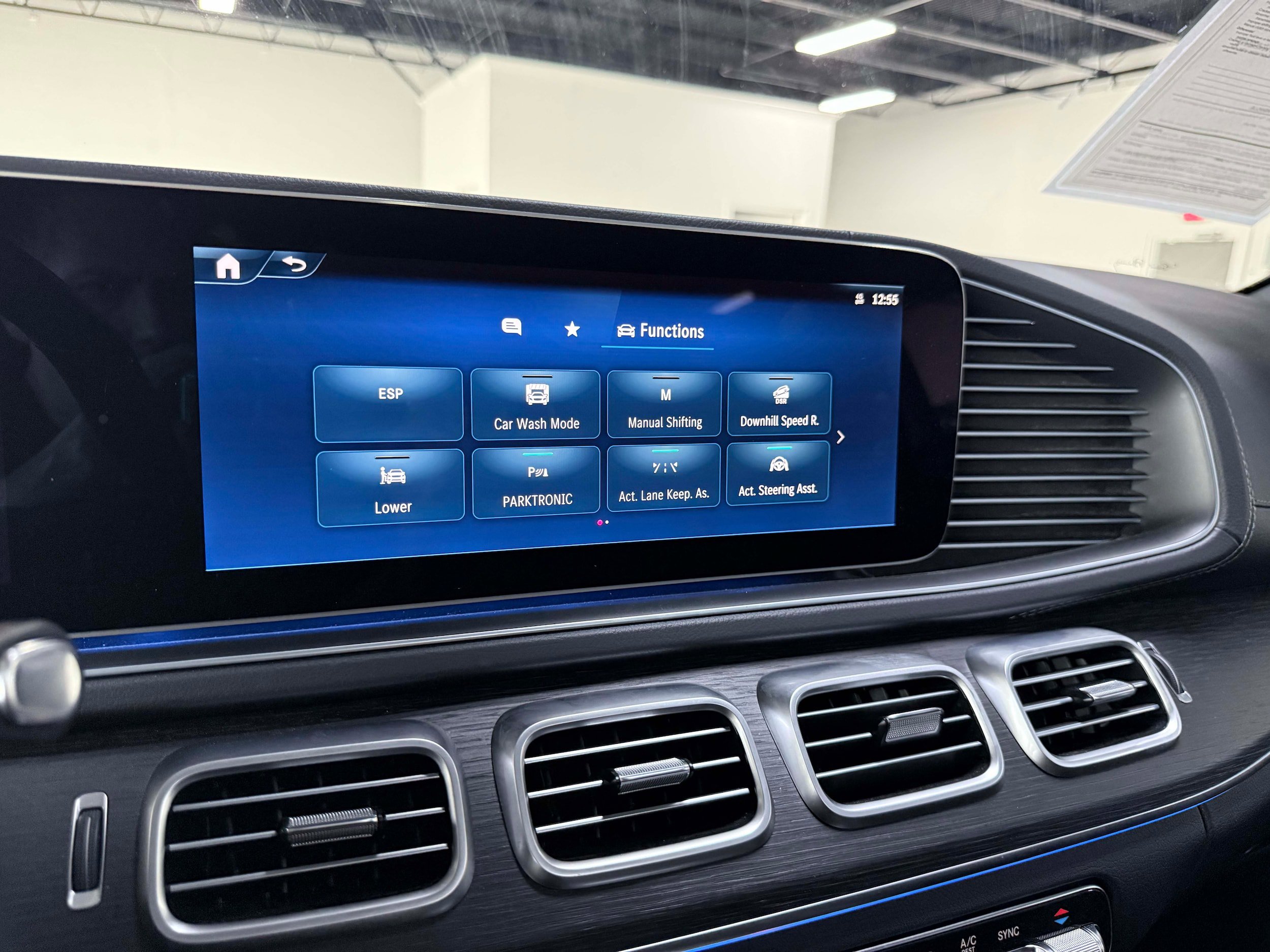 Used 2025 Mercedes-Benz GLS 450 4MATIC image 25