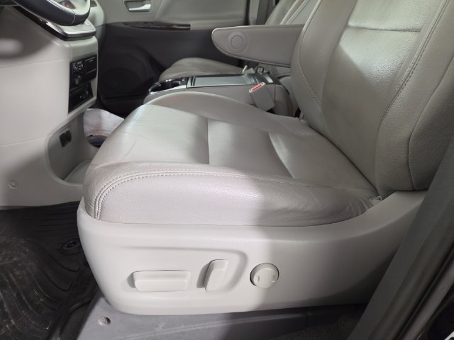 Used 2019 Toyota Sienna XLE Premium FWD image 31