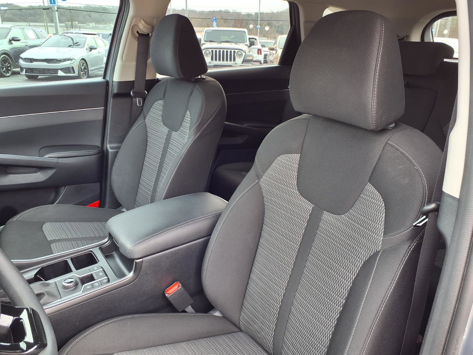 Used 2025 Kia Sorento LX image 13