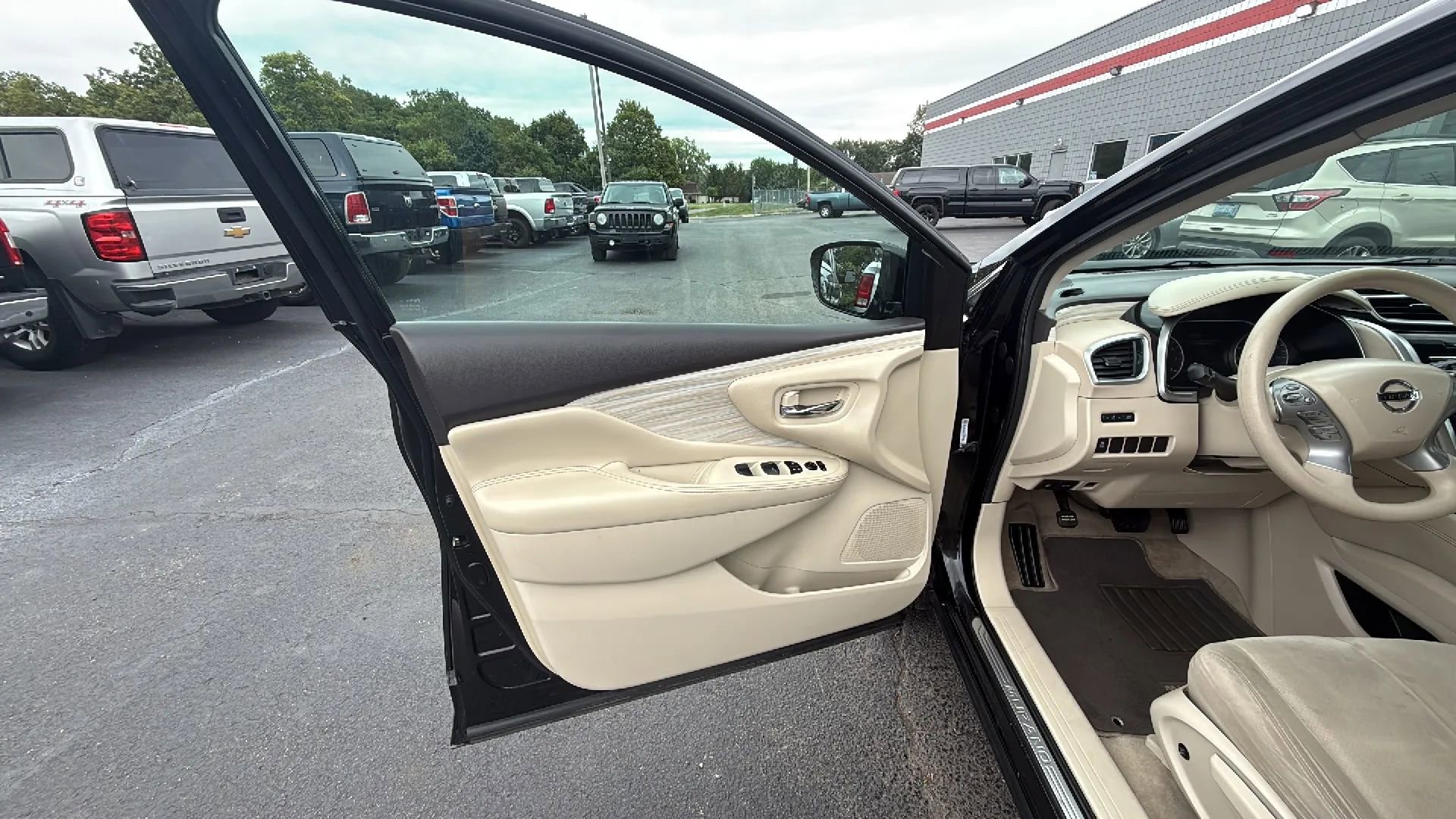 Used 2015 Nissan Murano S w/ Cargo Package w/Cover image 9