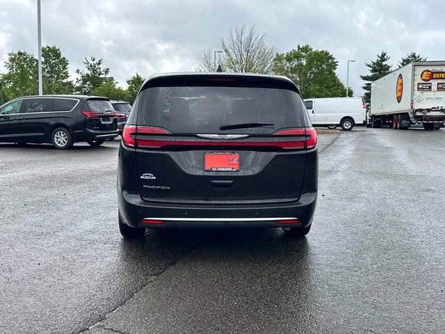 Used 2023 Chrysler Pacifica Touring-L FWD image 6