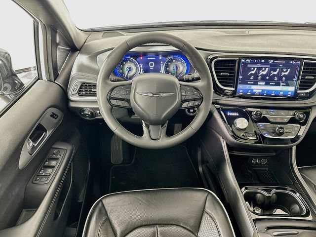 Used 2025 Chrysler Pacifica Limited FWD image 23
