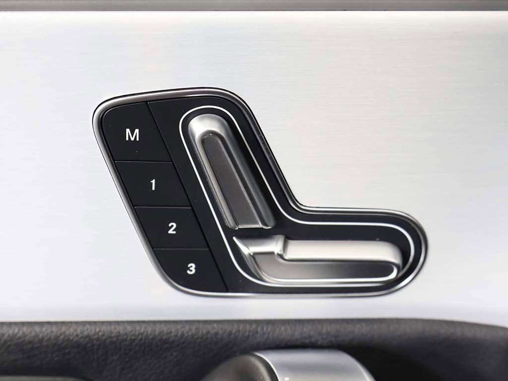 Used 2025 Mercedes-Benz CLA 250 4MATIC image 33