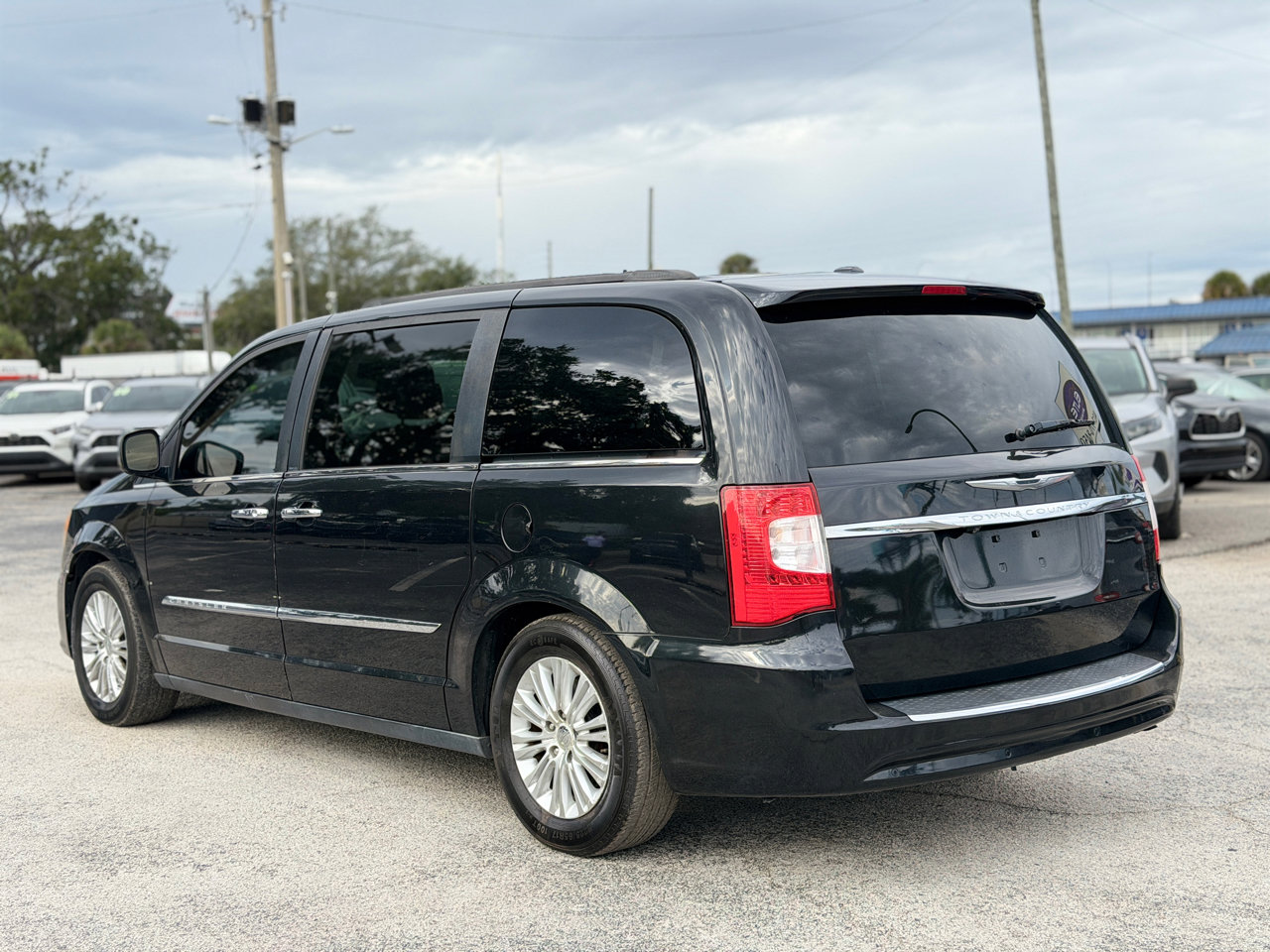 Used 2013 Chrysler Town & Country Touring-L w/ Premium Group image 3