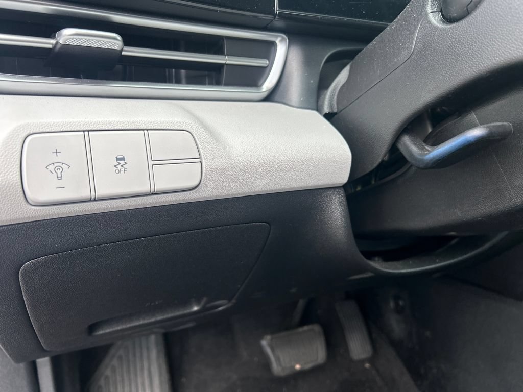 Used 2025 Hyundai Elantra Limited FWD image 14