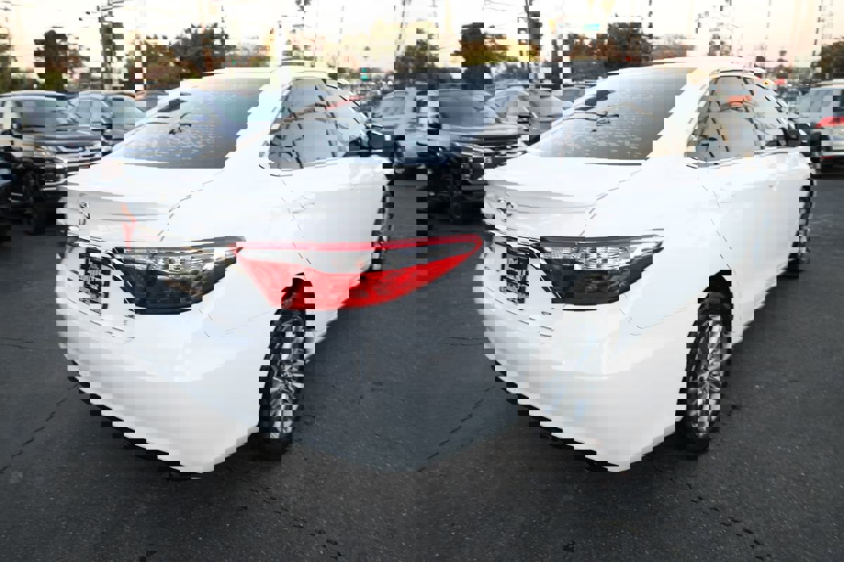 Used 2015 Toyota Camry SE image 4