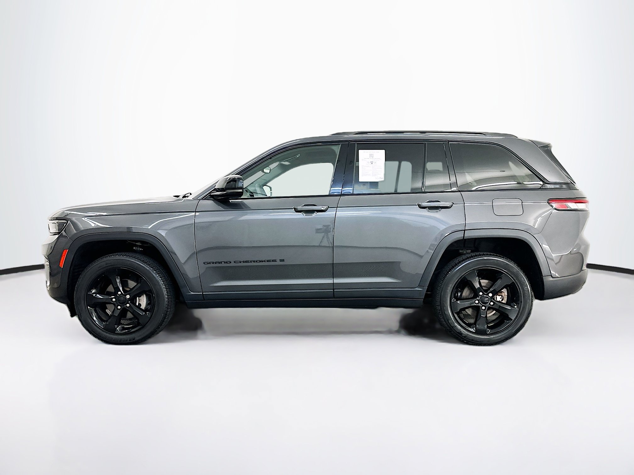 Used 2023 Jeep Grand Cherokee Laredo AWD/4WD image 4