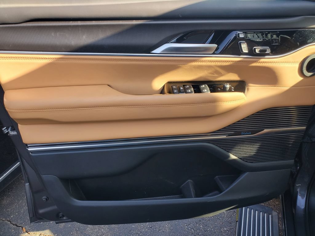 Used 2025 Jeep Grand Wagoneer L Series III w/ Rear Seat Video Group 1 AWD/4WD image 7