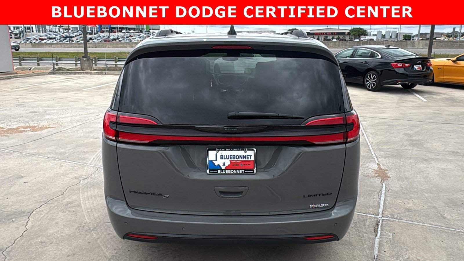 Used 2025 Chrysler Pacifica Limited image 6