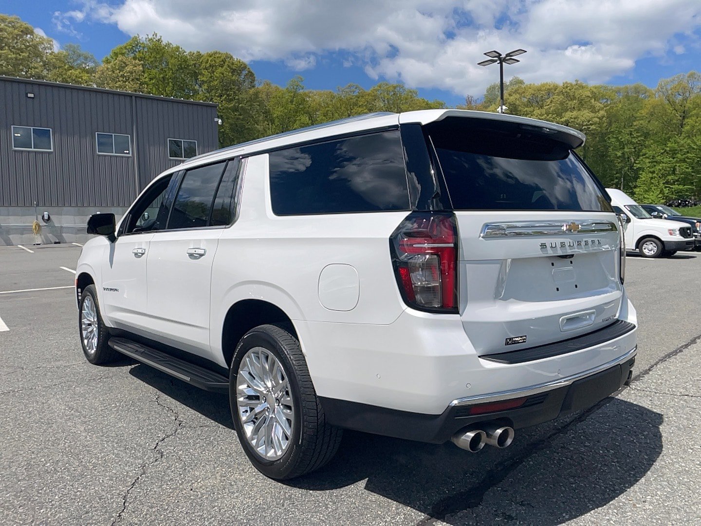 Used 2023 Chevrolet Suburban Premier w/ Advanced Technology Package AWD/4WD image 17