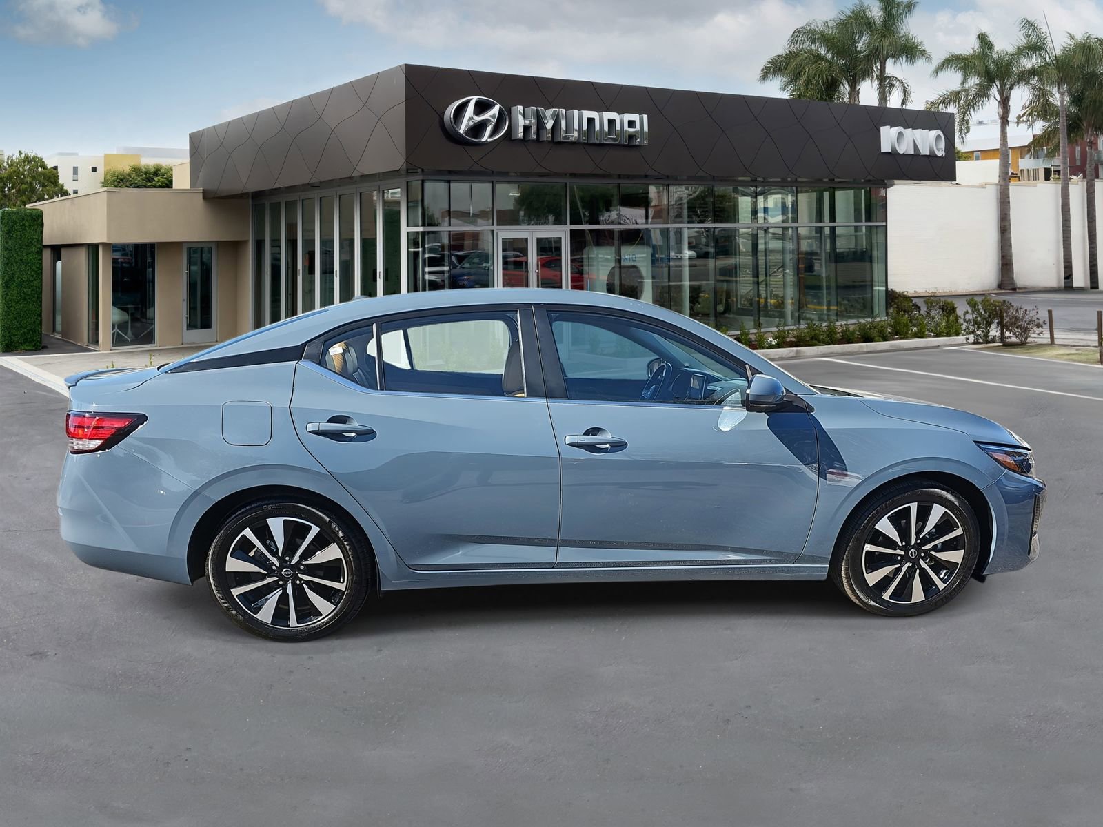 Used 2025 Nissan Sentra SV w/ SV Premium Package image 2