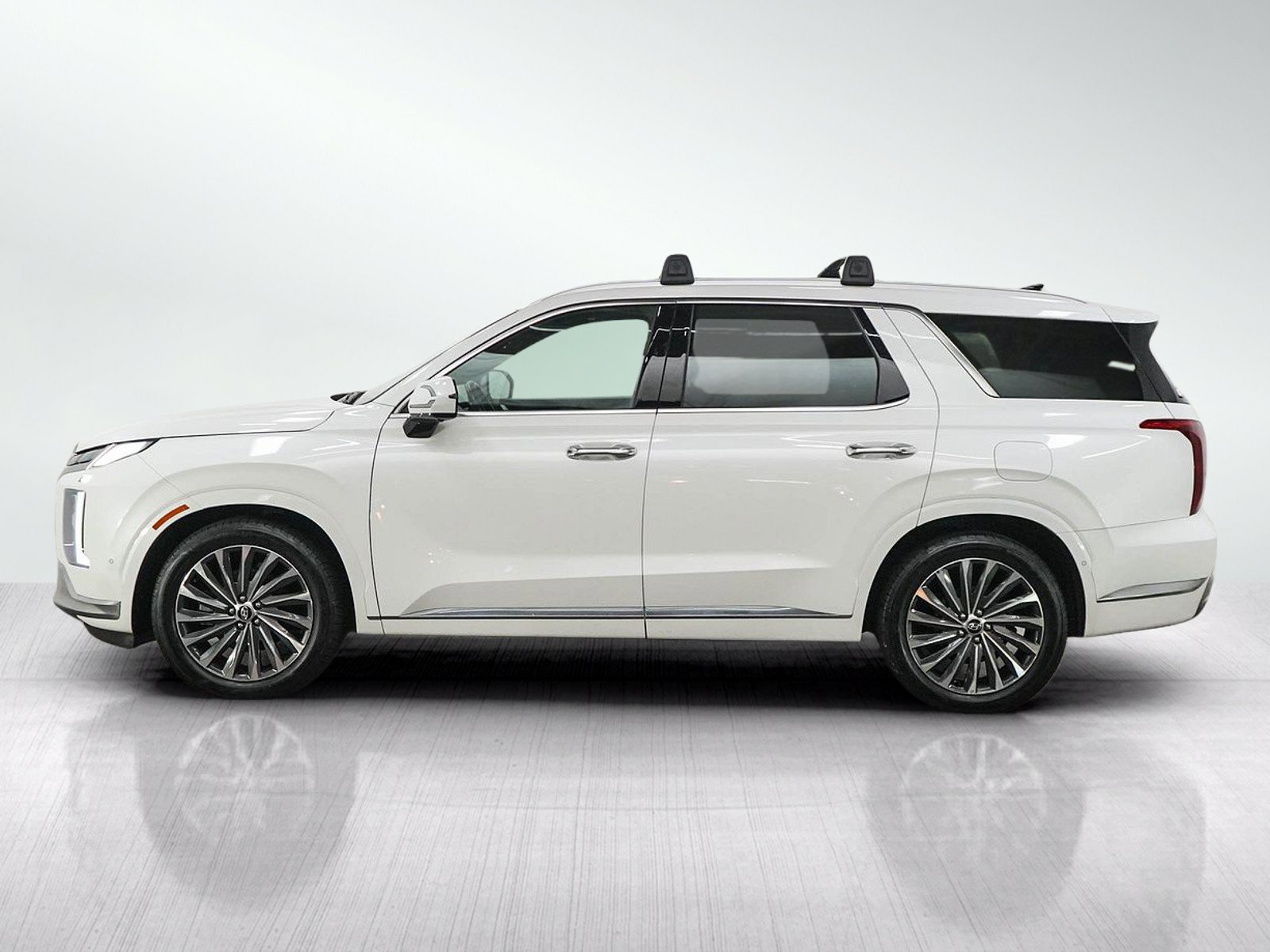 Used 2023 Hyundai Palisade Calligraphy FWD image 2