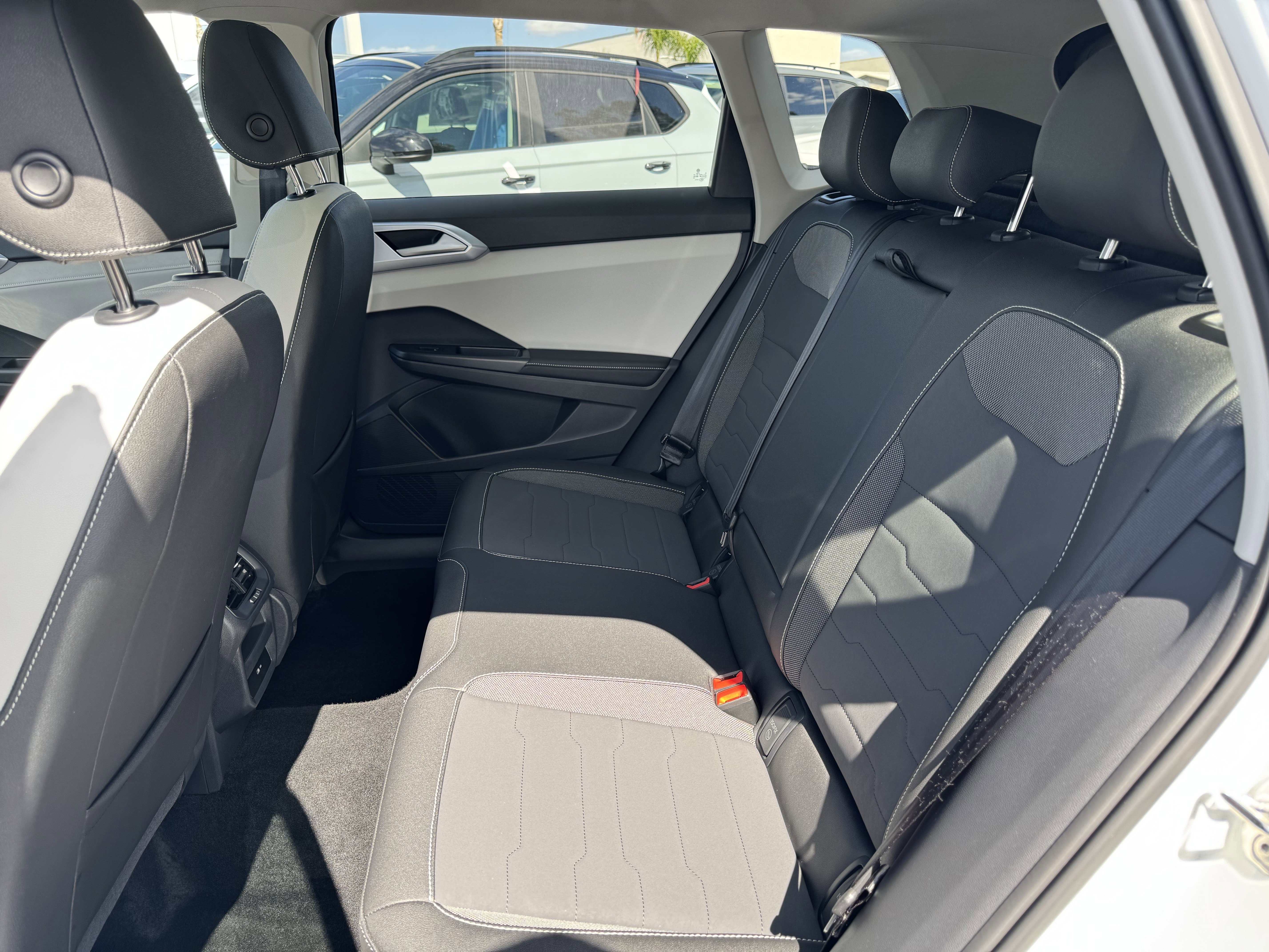 Used 2025 Volkswagen Taos SE FWD image 34
