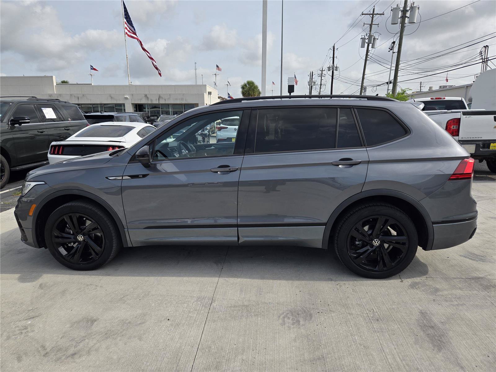 Used 2023 Volkswagen Tiguan SE R-Line FWD image 5