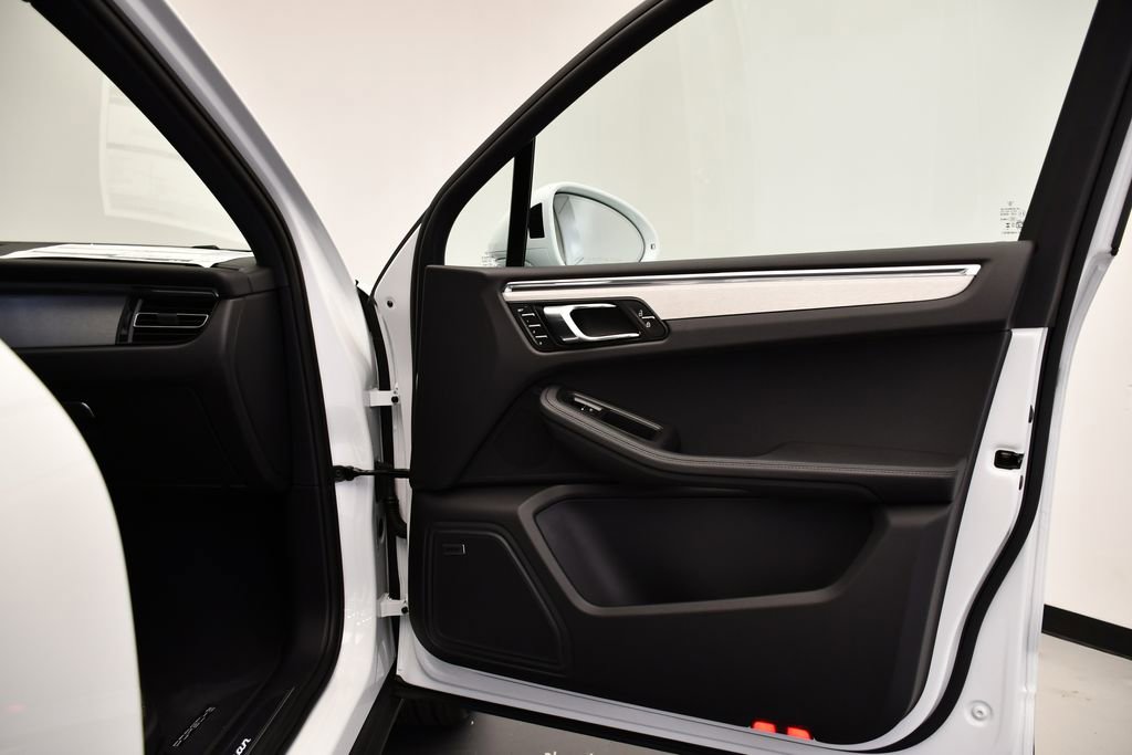 Used 2026 Porsche Macan AWD/4WD image 48
